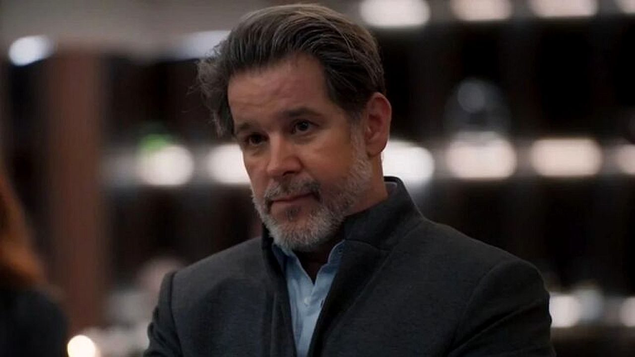 Murilo Benício com barba grisalha em cena de novela ambientada em restaurante sofisticado
