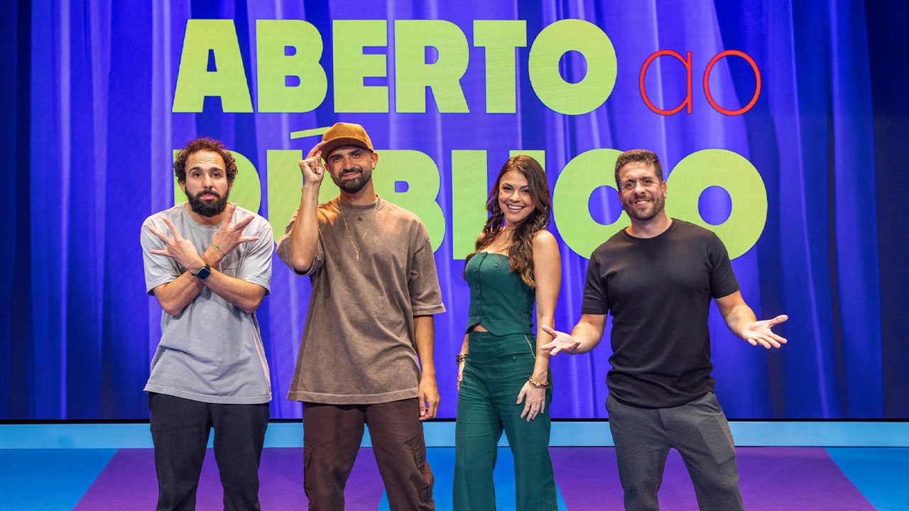 Murilo Couto, Thiago Ventura, Bruna Louise e Maurício Meirelles no palco do programa Aberto ao Público