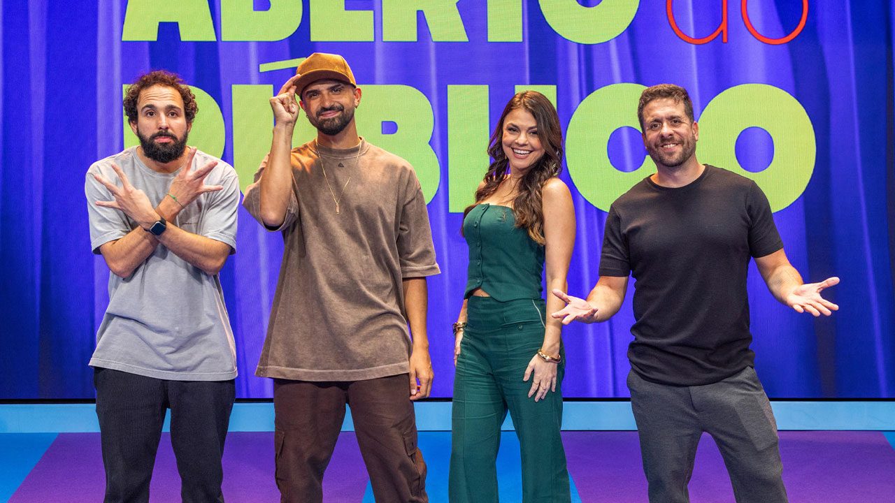 Murilo Couto, Thiago Ventura, Bruna Louise e Maurício Meirelles em frente ao painel do programa Aberto Ao Público