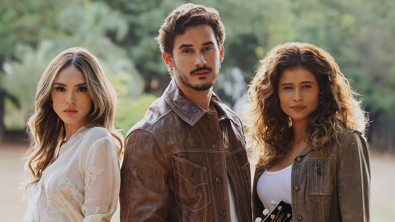 Isabelle Drummond, Filipe Bragança e Isadora Cruz posando como seus personagens para a novela Coração Acelerado