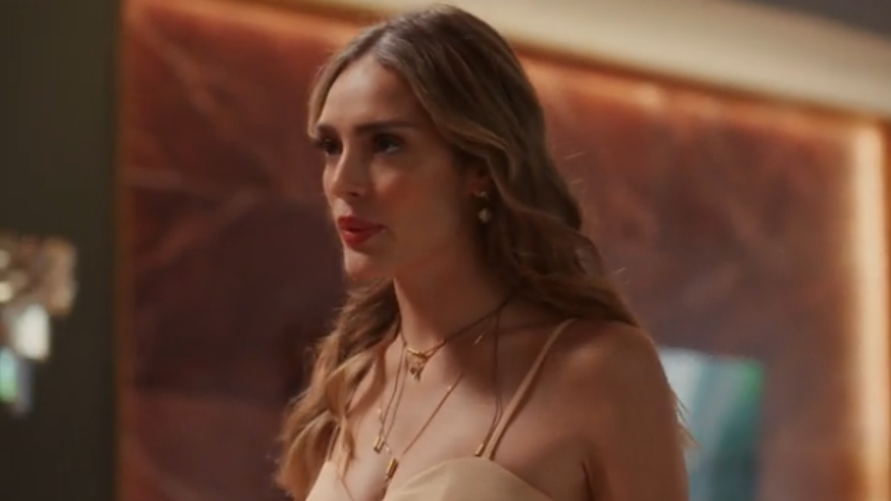 Naiane volta dos Estados Unidos pronta para acabar com o noivado de Agrado e João Raul em Coração Acelerado