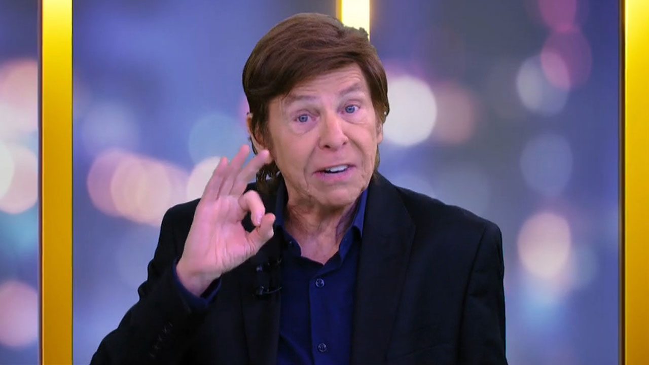 Nelson Rubens gesticula com a mão fazendo sinal de ok durante apresentação no programa TV Fama