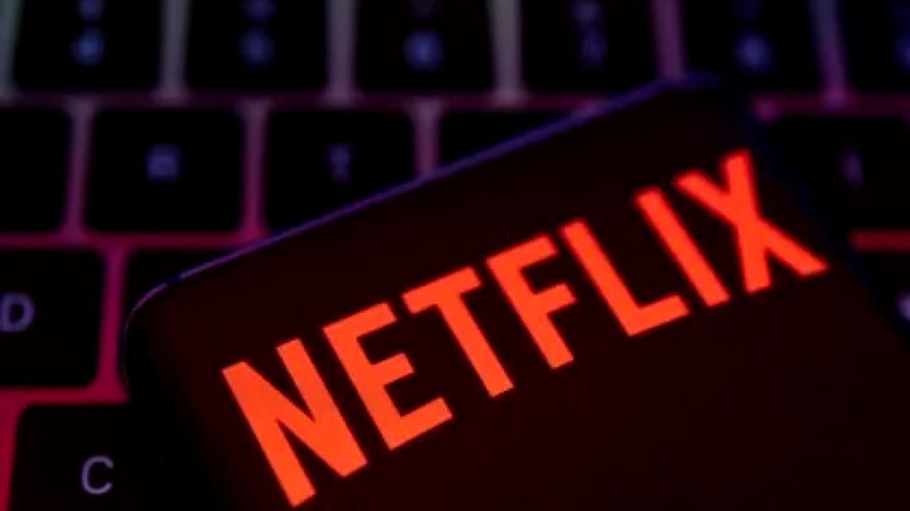 Logotipo da Netflix iluminado em vermelho sobre teclado de computador em imagem ilustrativa do streaming