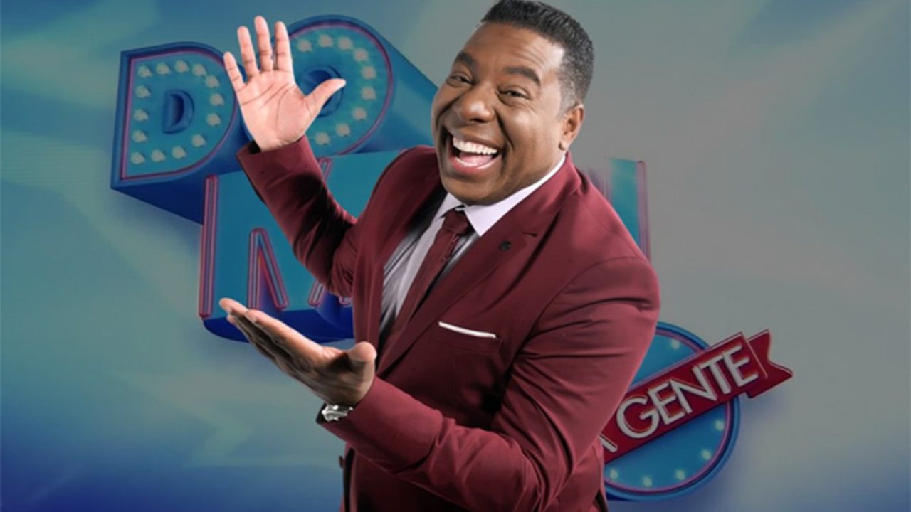 Foto de Netinho de Paula como apresentador do Domingo da Gente, da Record