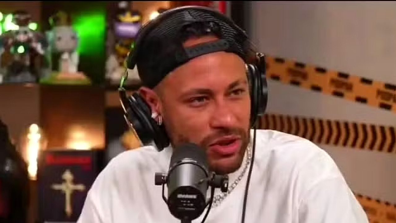 Neymar participa de podcast usando fones de ouvido e fala ao microfone durante entrevista