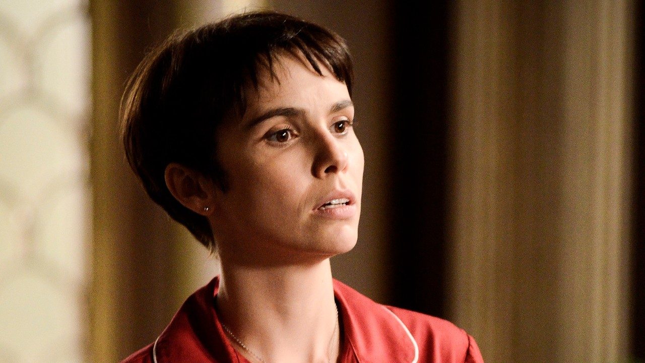 Débora Falabella como Nina olha preocupada em cena de Avenida Brasil com expressão tensa em ambiente interno