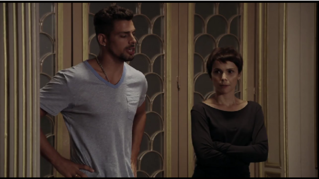 Nina salva Jorginho de ser atropelado em Avenida Brasil