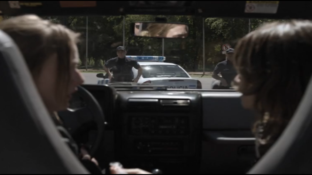 Nina tenta acalmar Begônia, mas a moça bate o carro em um veículo da polícia em Avenida Brasil