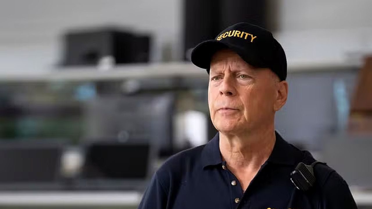 Homem usando boné com a palavra “Security” aparece em ambiente interno com expressão séria, sugerindo atuação como segurança em local público