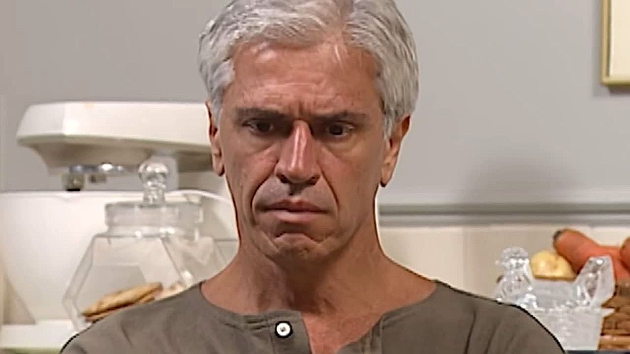Personagem de cabelos grisalhos com expressão preocupada em cena ambientada em cozinha residencial