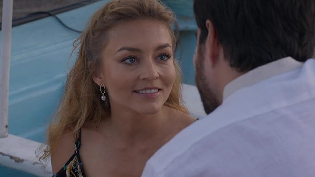 Foto de Angelique Boyer com um fundo de iate na novela O Amor Invencível