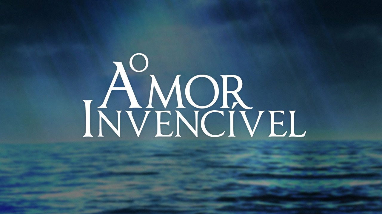 Logo da novela O Amor Invencível com letras brancas sobre fundo de mar e céu escuro