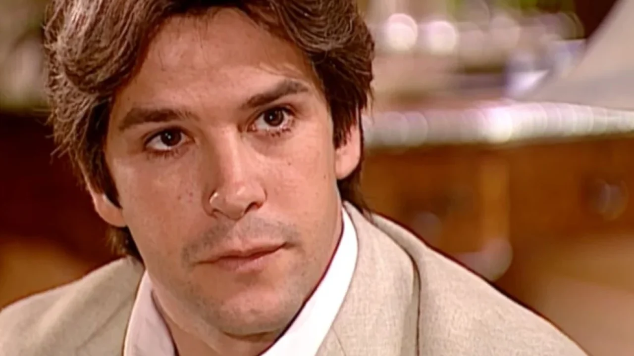 Murilo Benício de casaco claro e camisa branca