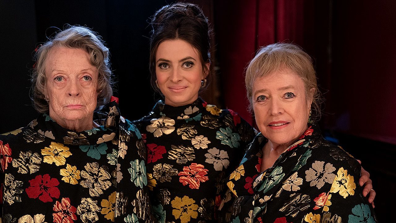 Maggie Smith, Laura Linney e Kathy Bates posam juntas em cena do filme O Clube dos Milagres