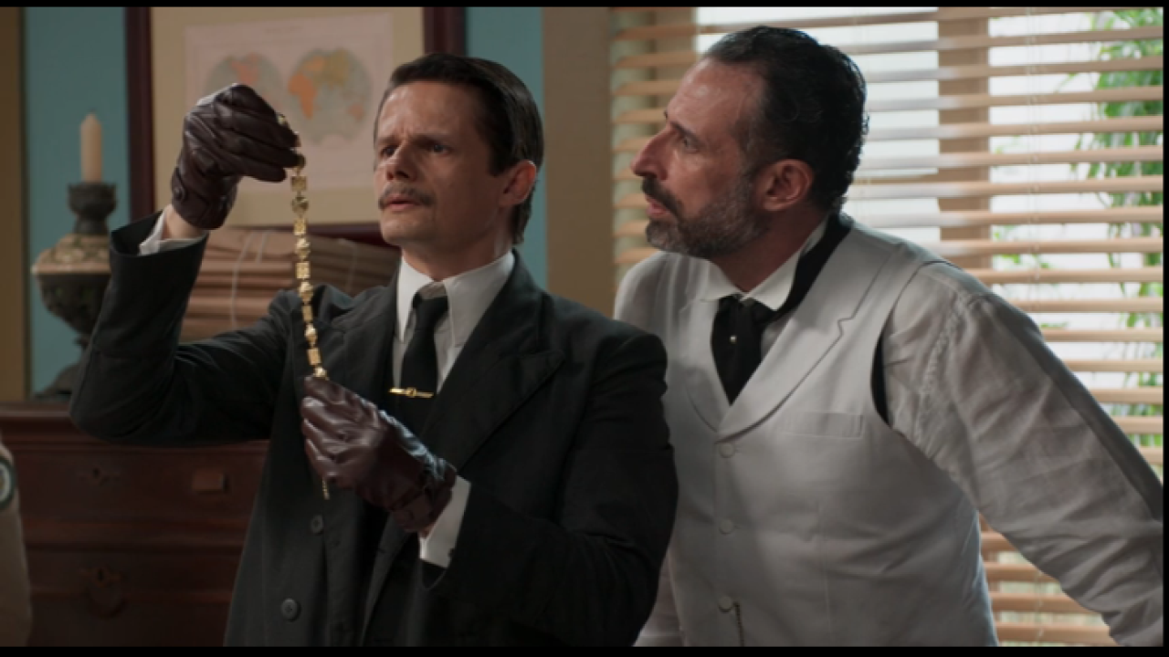 O inspetor vem de São Paulo para conferir se as joias penhoradas são as roubadas da joalheria em A Nobreza do Amor