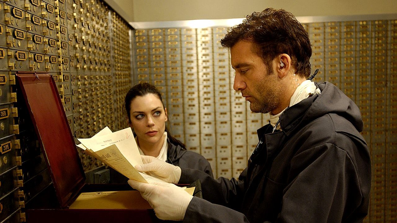 Investigadores analisam documentos em cofre de banco