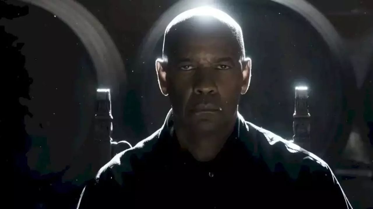 Denzel Washington encara adversários em ambiente escuro em cena do filme O Protetor