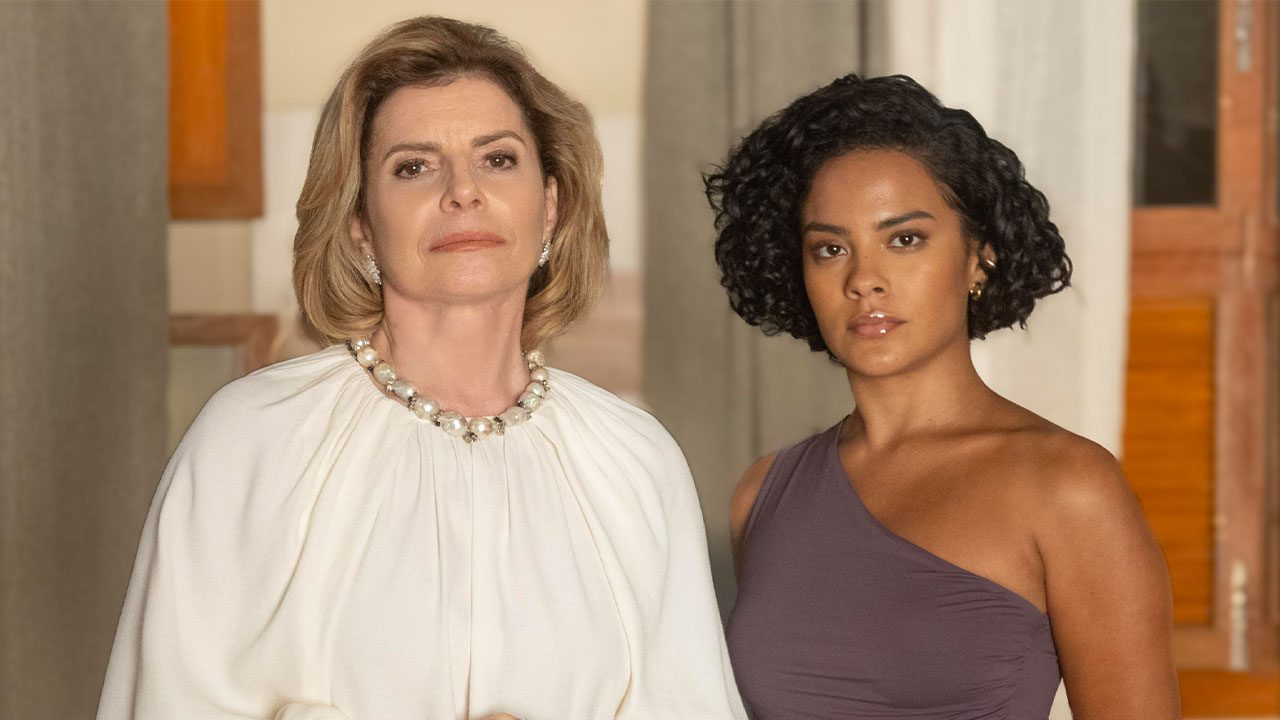 Odete Roitman (Débora Bloch) e Fátima (Bella Campos) posam lado a lado em Vale Tudo