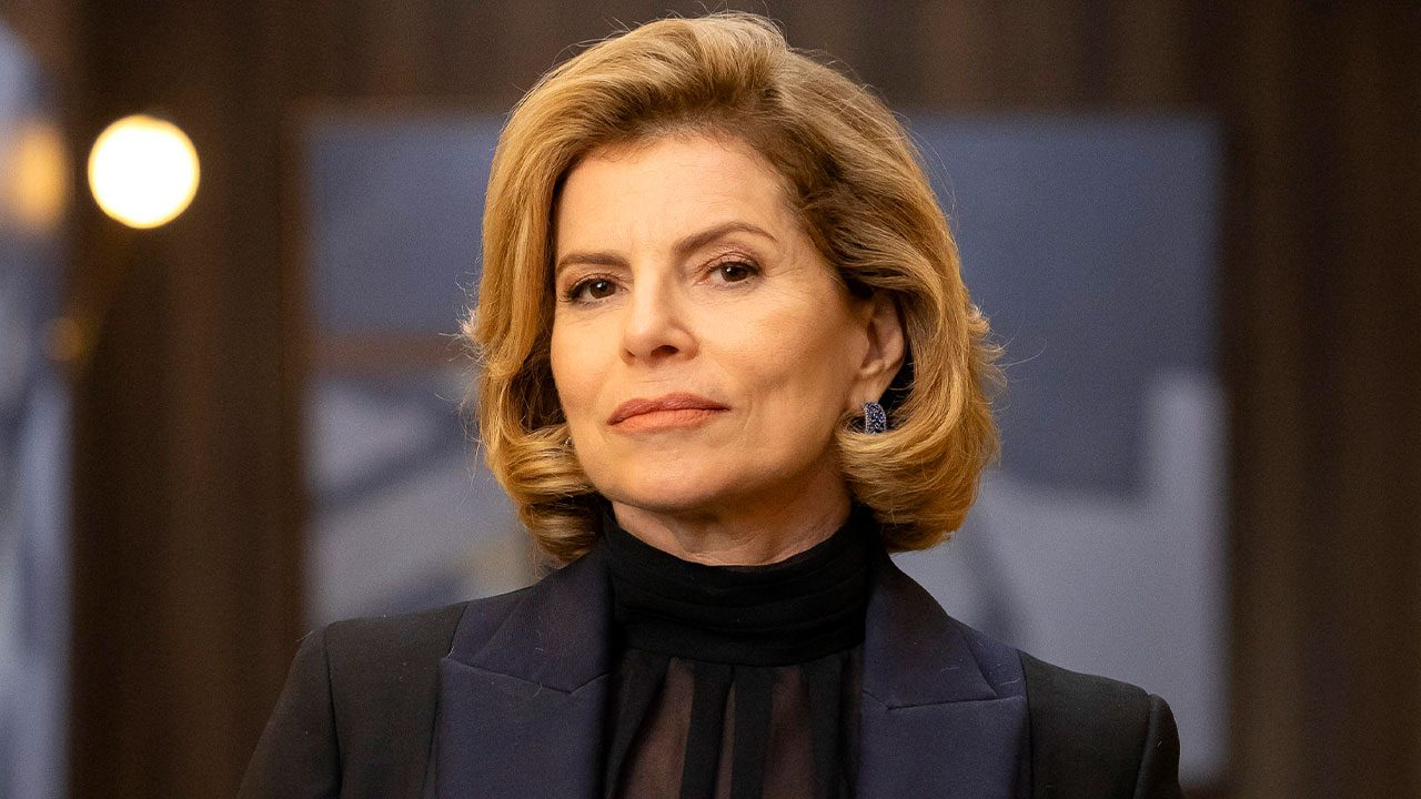 Odete Roitman (Débora Bloch) com expressão séria usando blazer escuro em cena da novela Vale Tudo