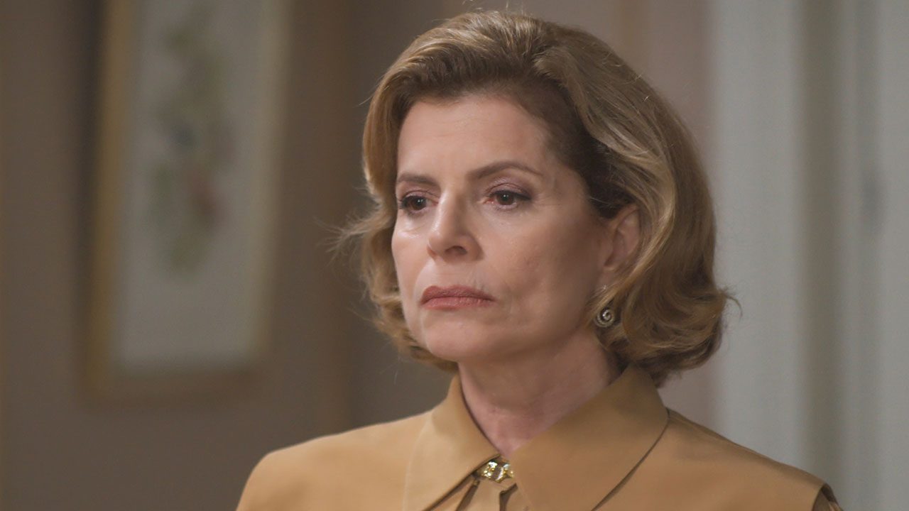 Odete Roitman (Débora Bloch) com expressão séria usando blusa bege em cena da novela Vale Tudo