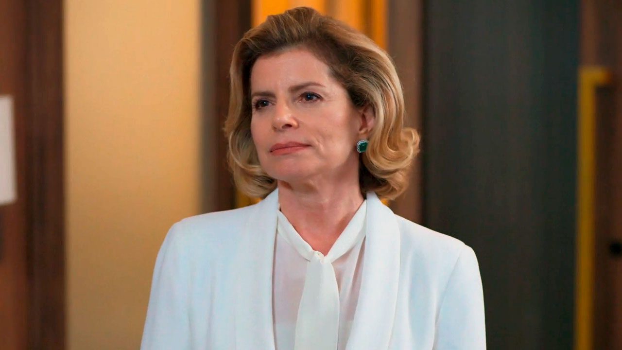 Débora Bloch caracterizada como Odete Roitman em cena de Vale Tudo com expressão séria e roupa branca