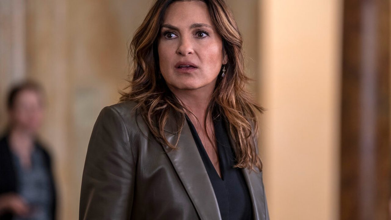 Mariska Hargitay como Olivia Benson em cena de Law & Order: SVU, com expressão séria em ambiente interno