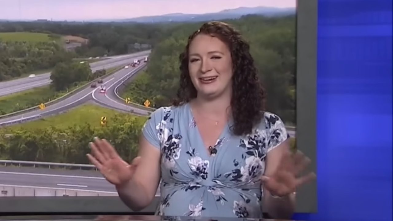 Olivia Jaquith, apresentadora da WRGB, com vestido florido na bancada