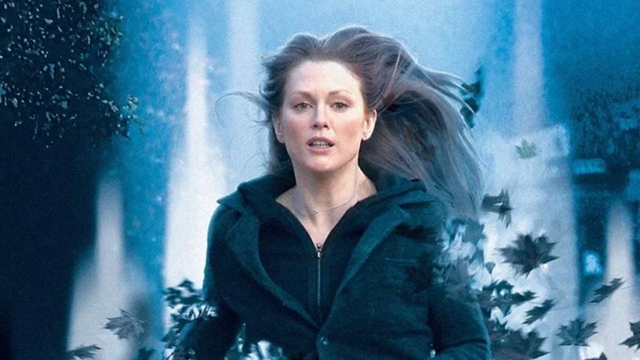 Mulher adulta corre em meio a um ambiente urbano envolto por efeitos visuais azulados, com folhas escuras girando ao seu redor. Ela usa casaco escuro com zíper, tem cabelos longos ao vento e expressão concentrada, transmitindo sensação de movimento, urgência e atmosfera sobrenatural.