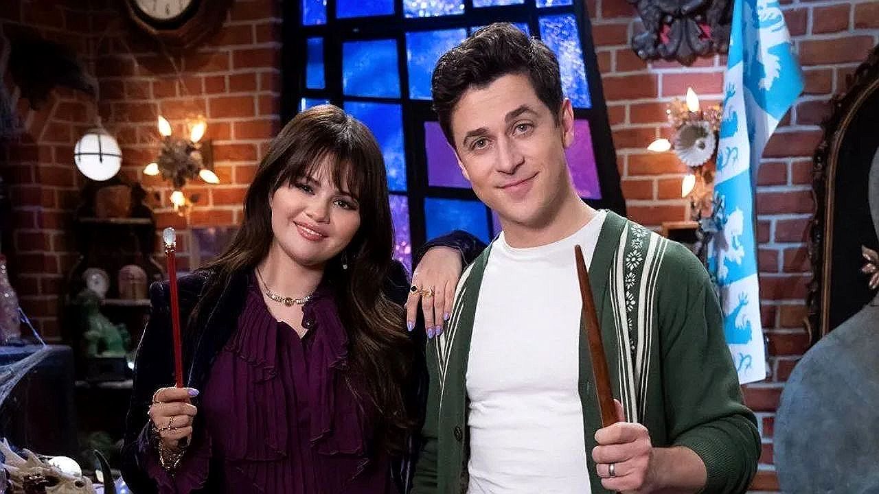 Selena Gomez e David Henrie seguram varinhas em cena de Os Feiticeiros de Waverly Place em estúdio decorado