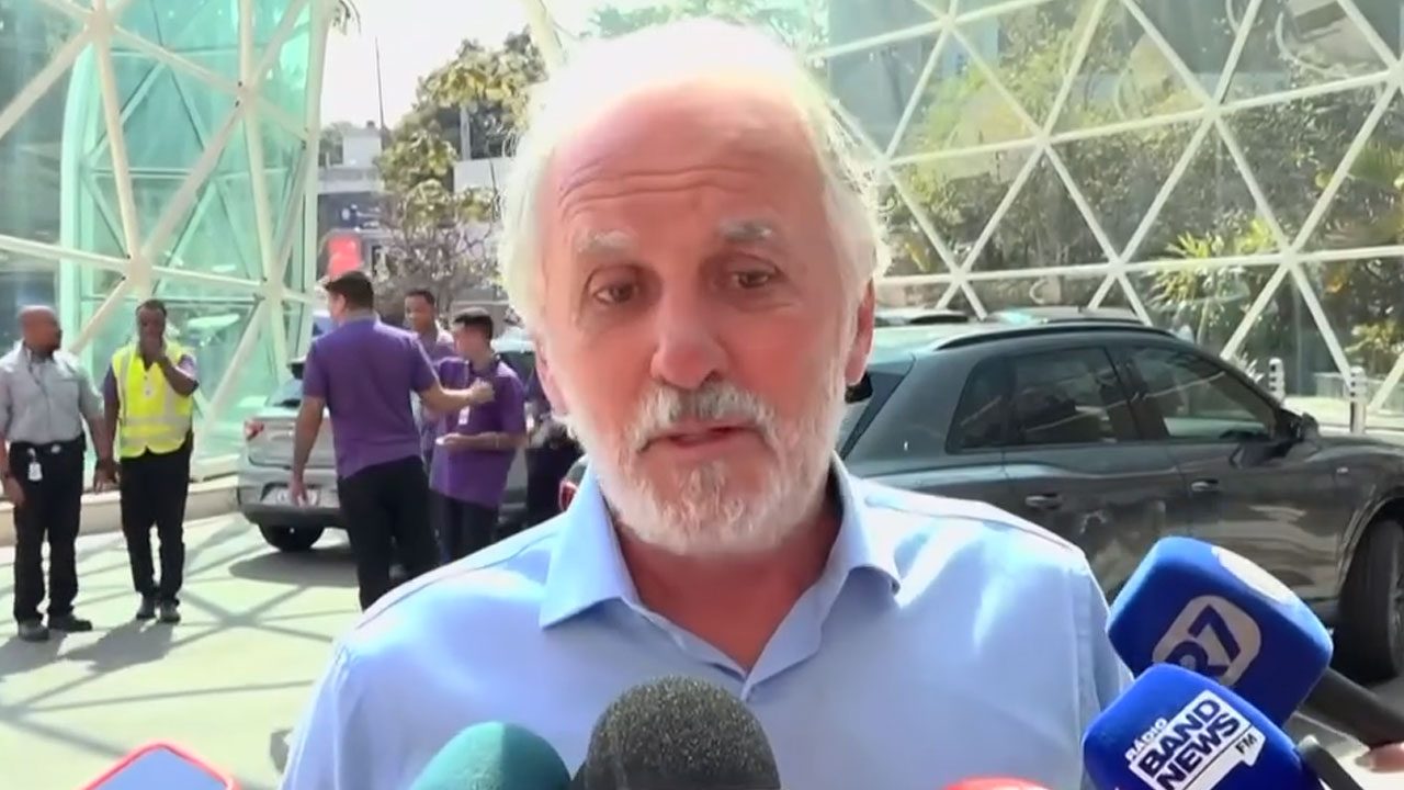 Otávio Mesquita fala a jornalistas na porta de hospital após morte de Silvio Santos em 2024