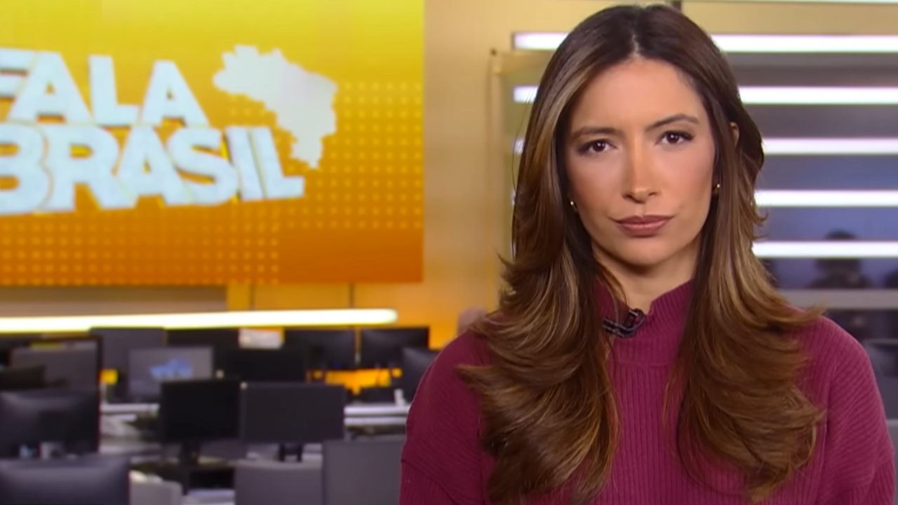 Foto da apresentadora Paloma Poeta no estúdio do Fala Brasil