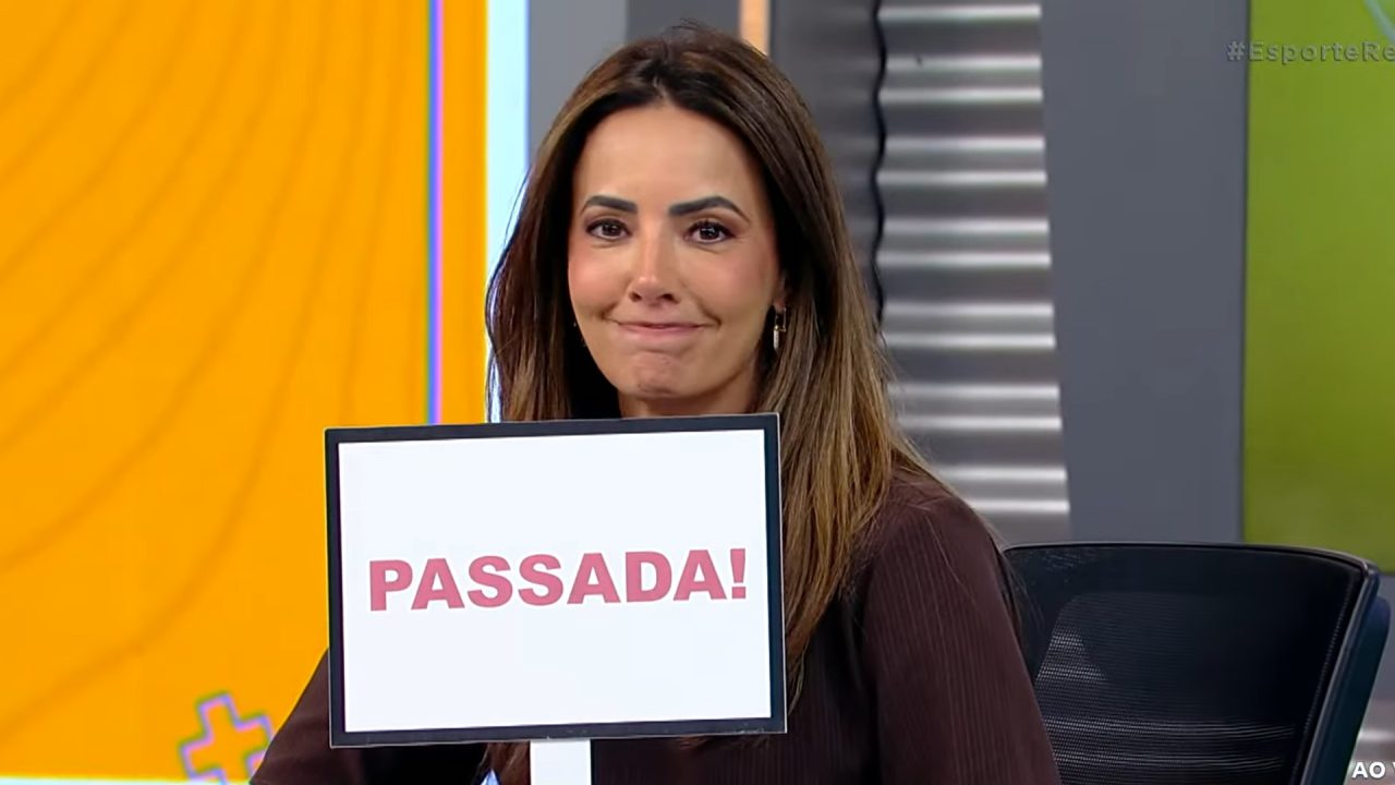 Foto de Paloma Tocci no estúdio do Esporte Record