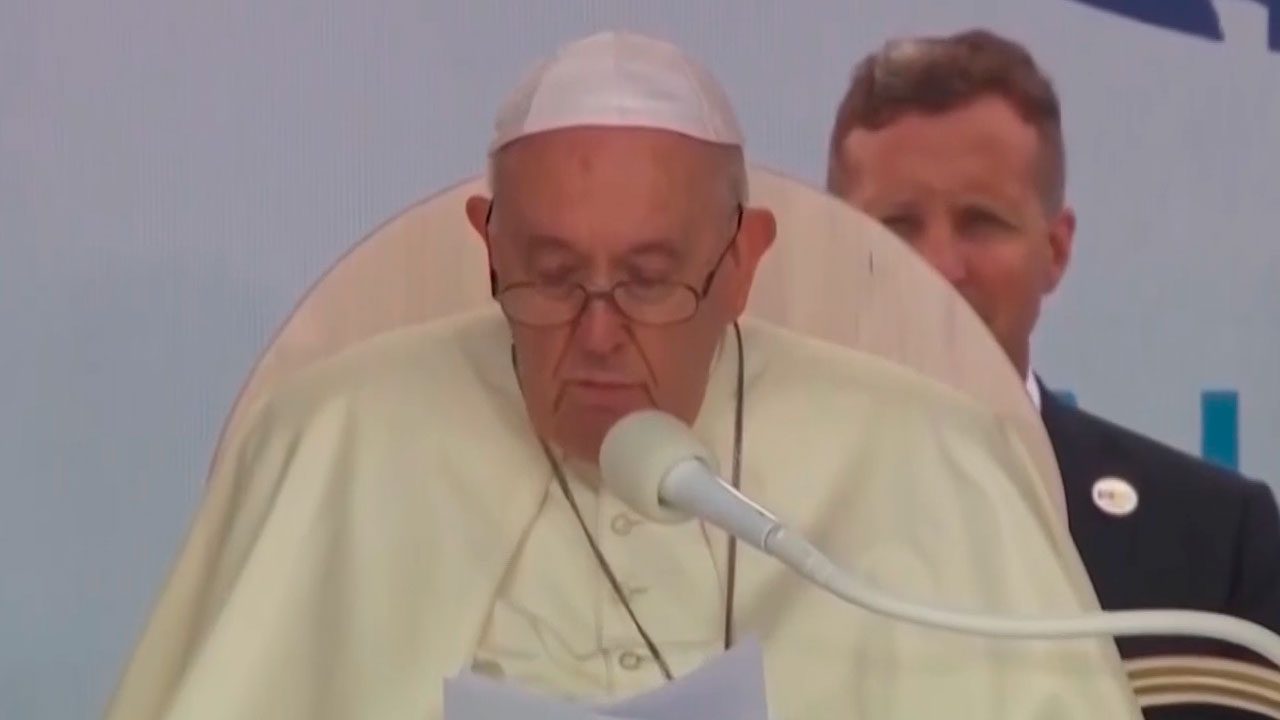 Papa Francisco lendo discurso ao microfone durante evento público