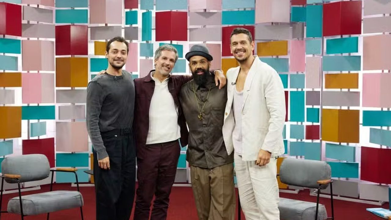 Eduardo Sterblitch, Francisco Bosco, Russo Passapusso e João Vicente de Castro no cenário colorido do Papo de Segunda no GNT