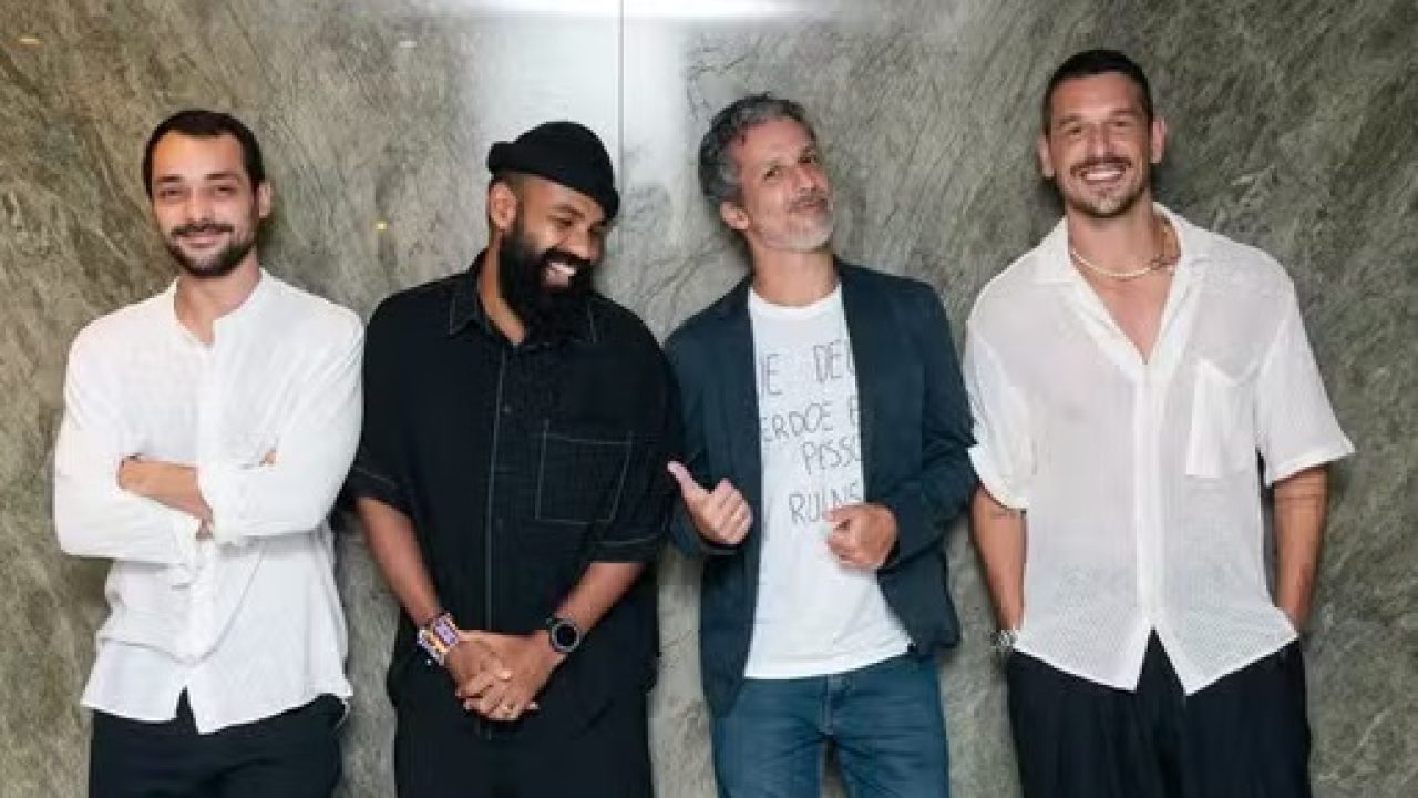 Eduardo Sterblitch, Russo Passapusso, Francisco Bosco e João Vicente de Castro em foto promocional do Papo de Segunda no GNT