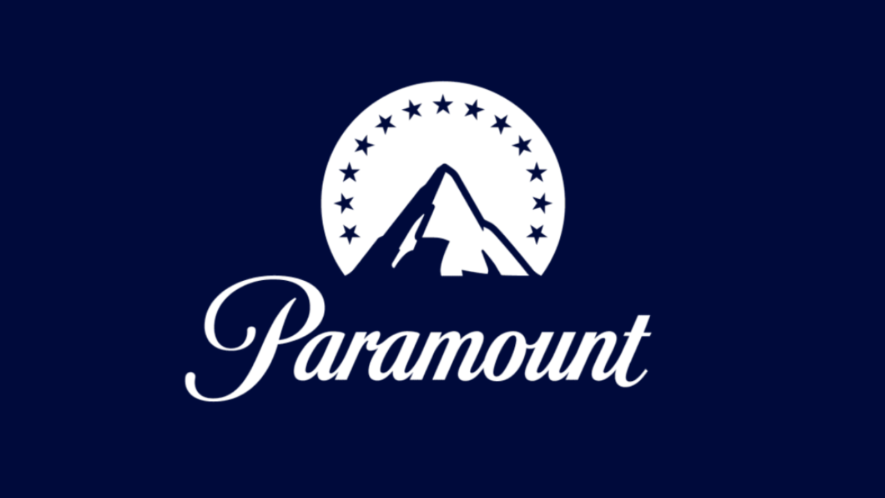 Logotipo da Paramount, com uma montanha estilizada cercada por estrelas e o nome do estúdio escrito em tipografia cursiva sobre fundo azul-escuro
