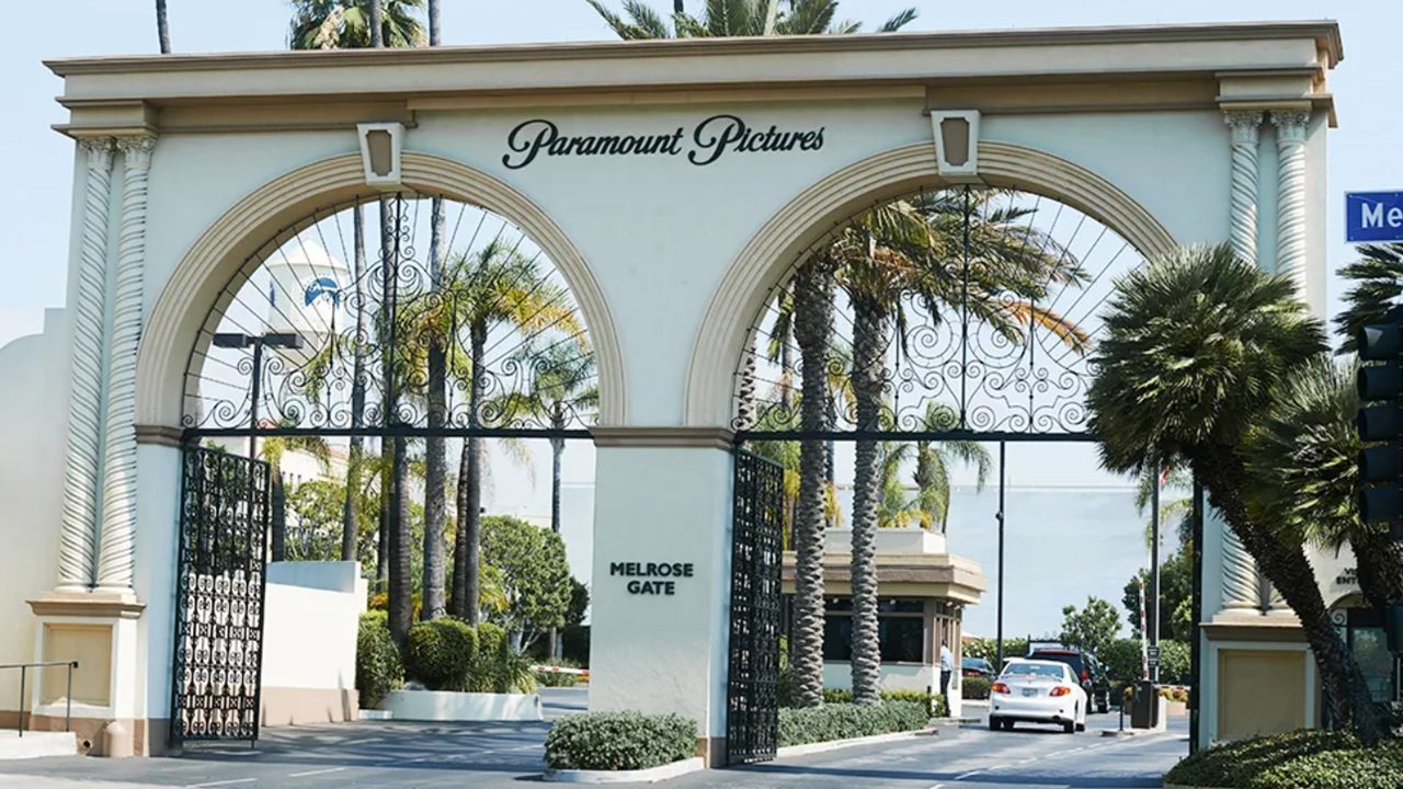 Portão principal dos estúdios da Paramount Pictures em Los Angeles com palmeiras e letreiro Melrose Gate
