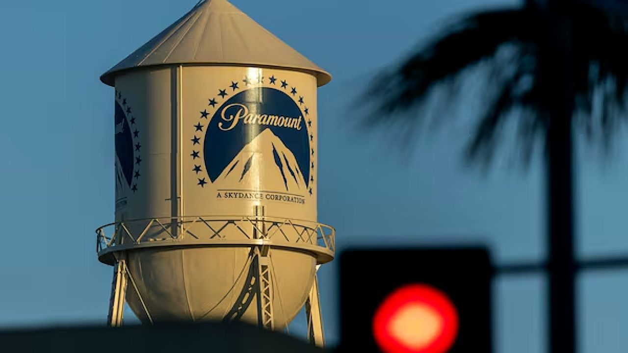 Torre d’água com logotipo da Paramount em estúdio de cinema durante pôr do sol em Hollywood