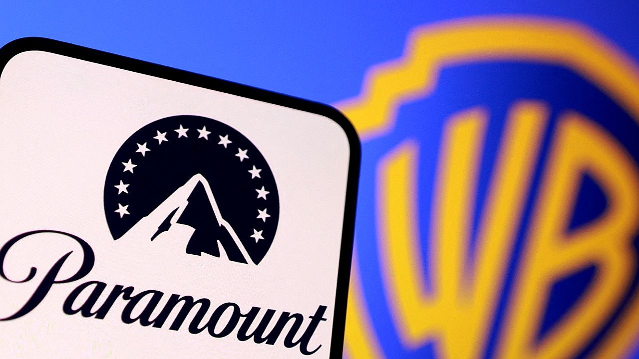 Logotipo da Paramount exibido em tela com símbolo da Warner Bros desfocado ao fundo
