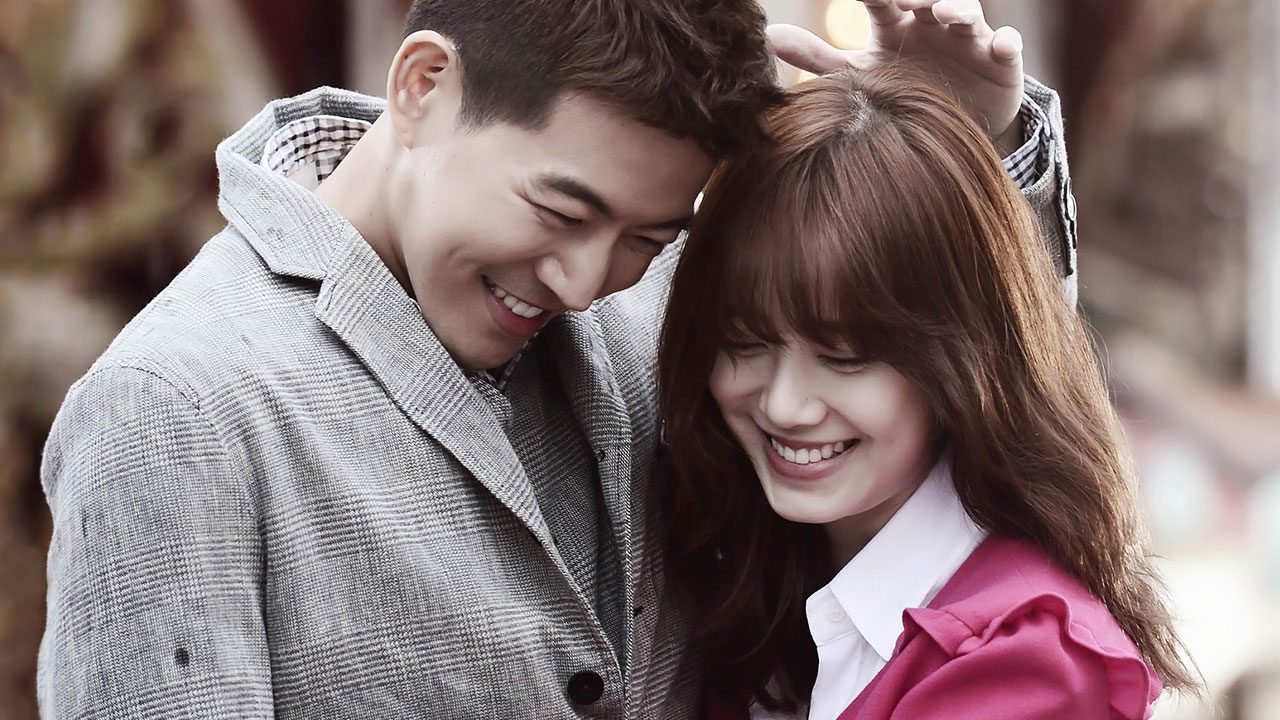 Park Dong-joo (Kang Ha-neul) sorrindo e encostando a testa em Yoon Soo-wan (Nam Ji-hyun) em cena romântica de Olhos Angelicais