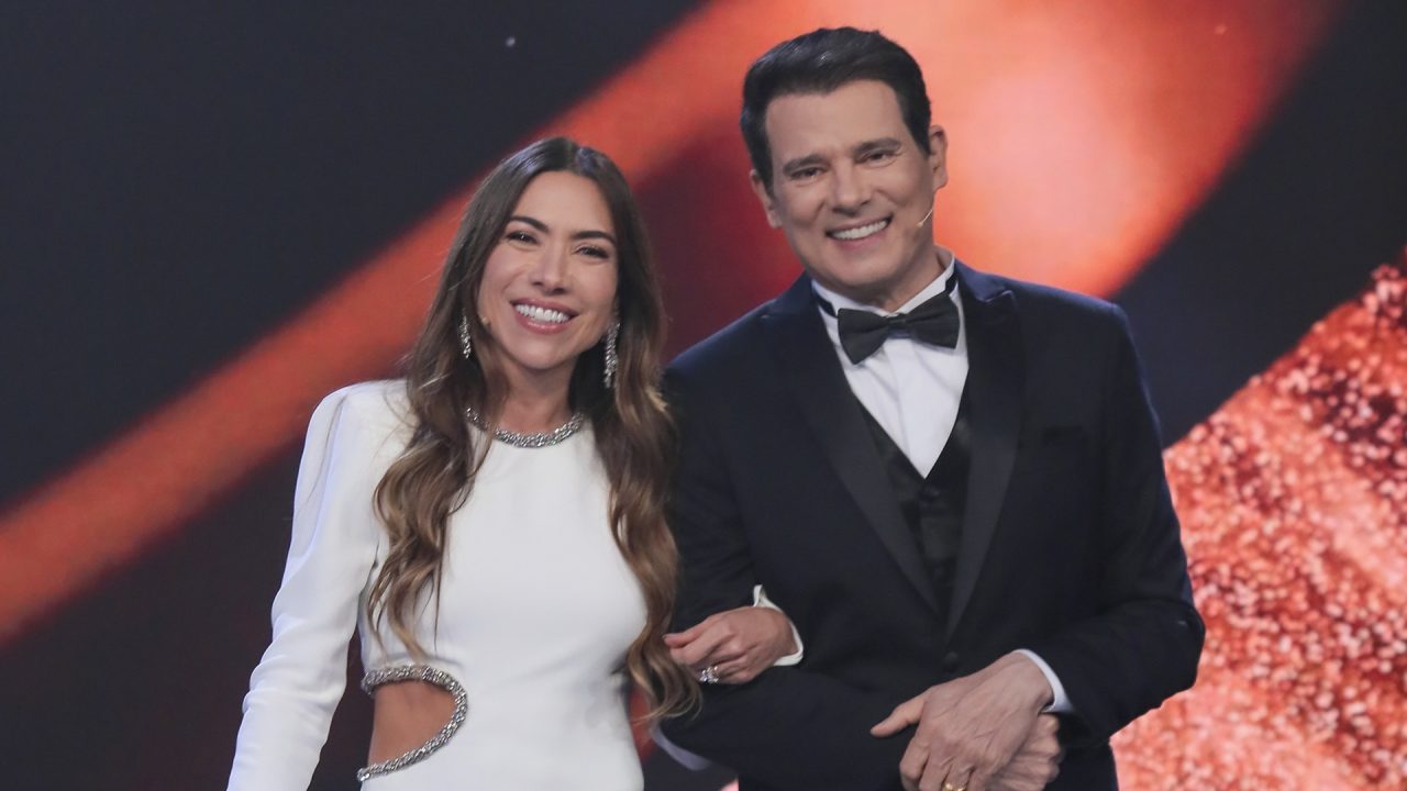 Foto de Patricia Abravanel e Celso Portiolli no estúdio do Troféu Imprensa