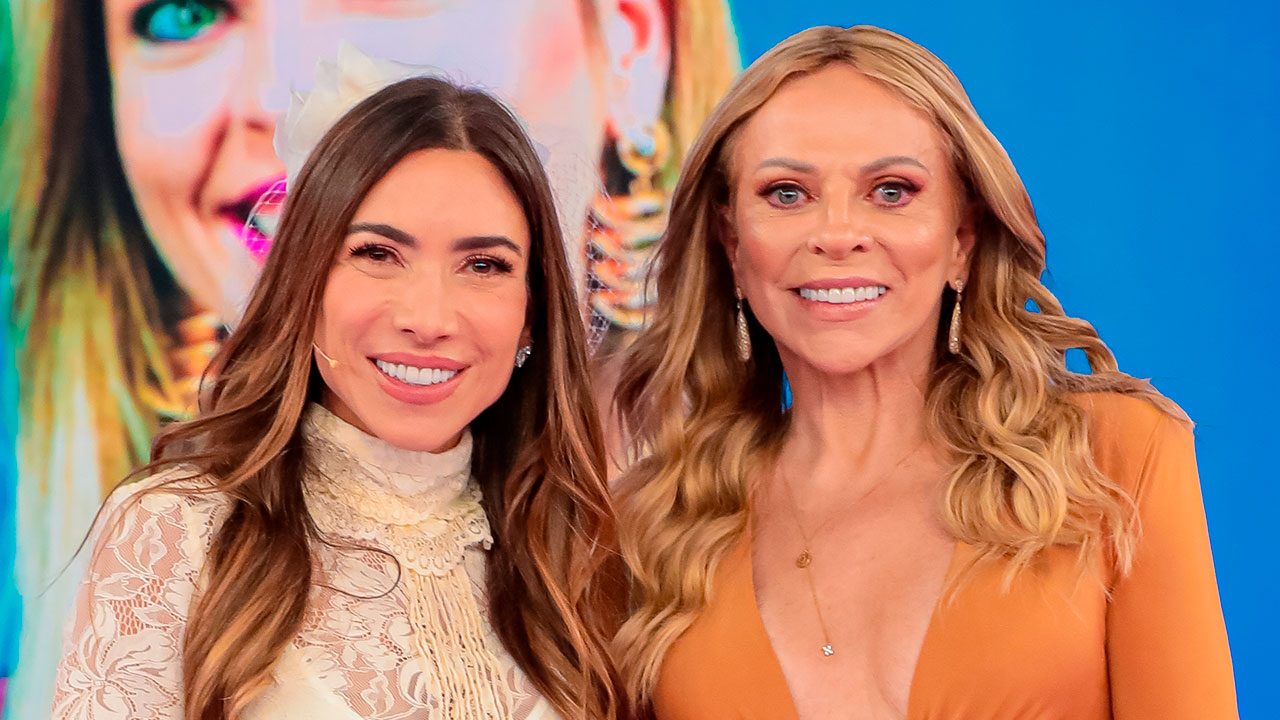 Patricia Abravanel e Christina Rocha posam sorrindo juntas no palco do Programa Silvio Santos no SBT