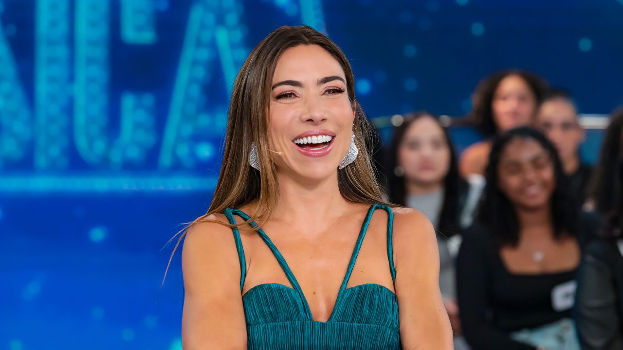 Patricia Abravanel, que vai comandar o quadro Sonho Maluco, sorrindo durante apresentação do Programa Silvio Santos com plateia ao fundo