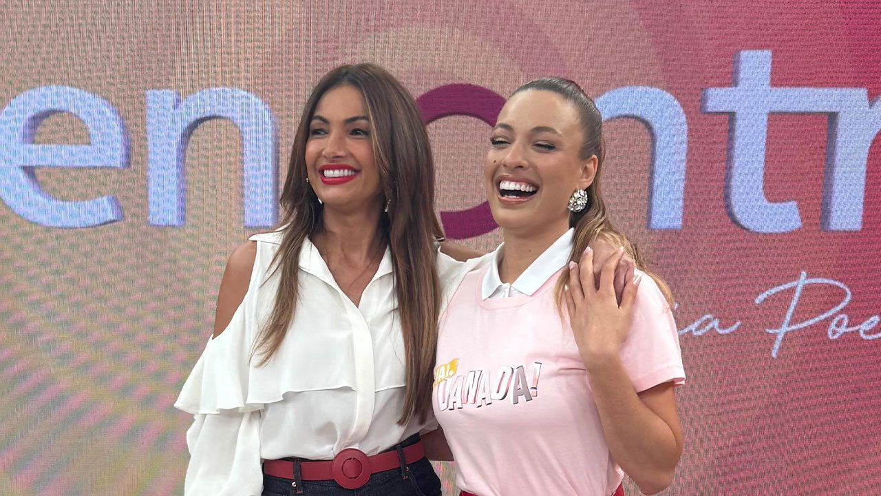Patrícia Poeta e Beatriz Reis sorrindo juntas no palco do programa Encontro da Globo
