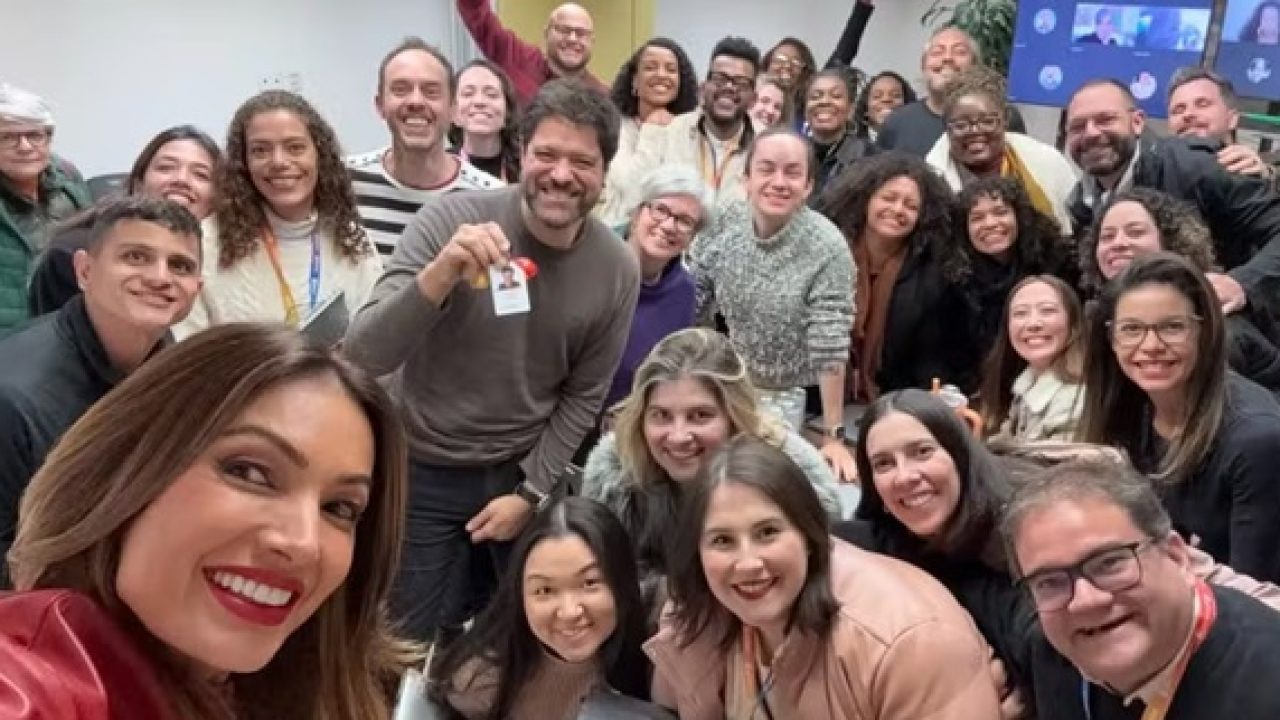 Patrícia Poeta com equipe do Encontro