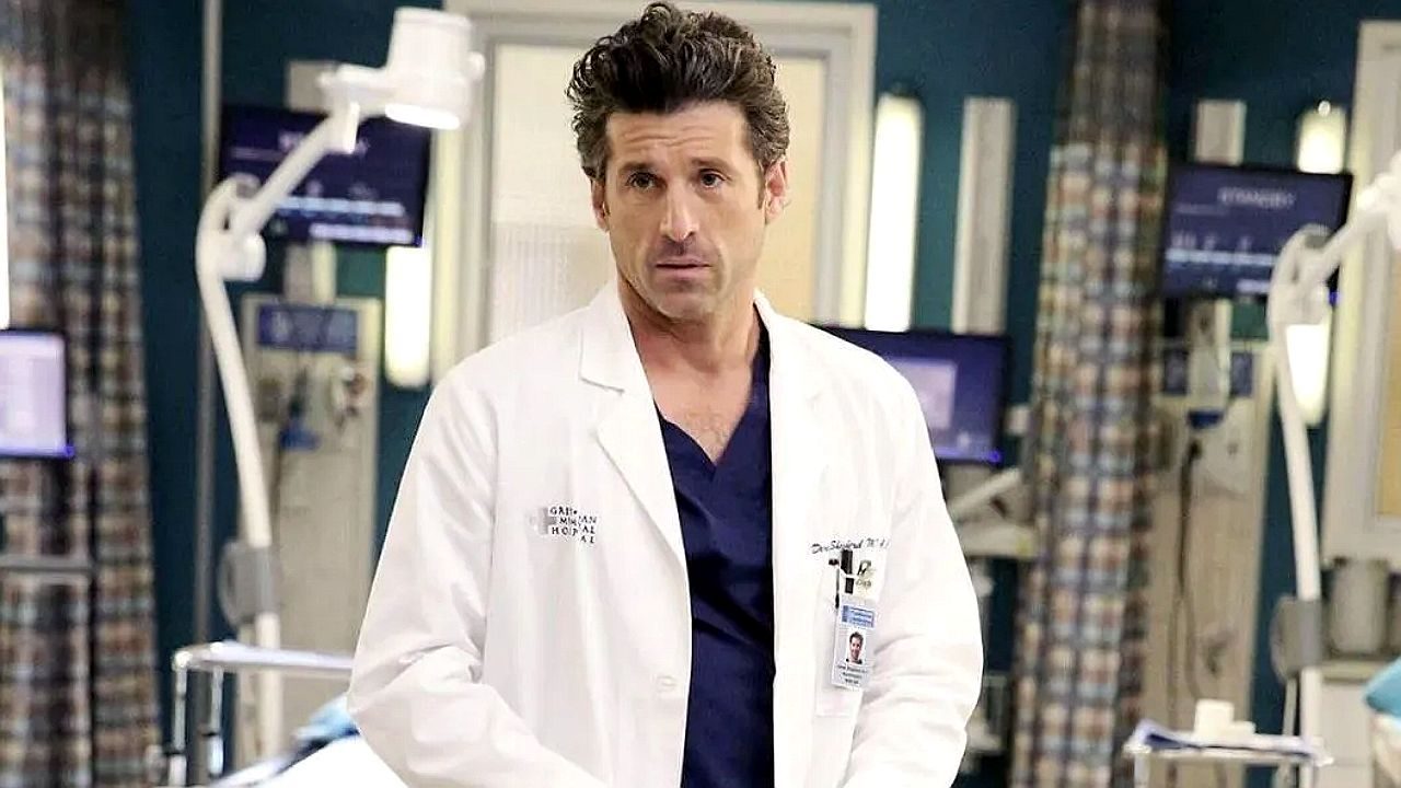 Patrick Dempsey como Derek Shepherd em cena de Grey's Anatomy usando jaleco no hospital