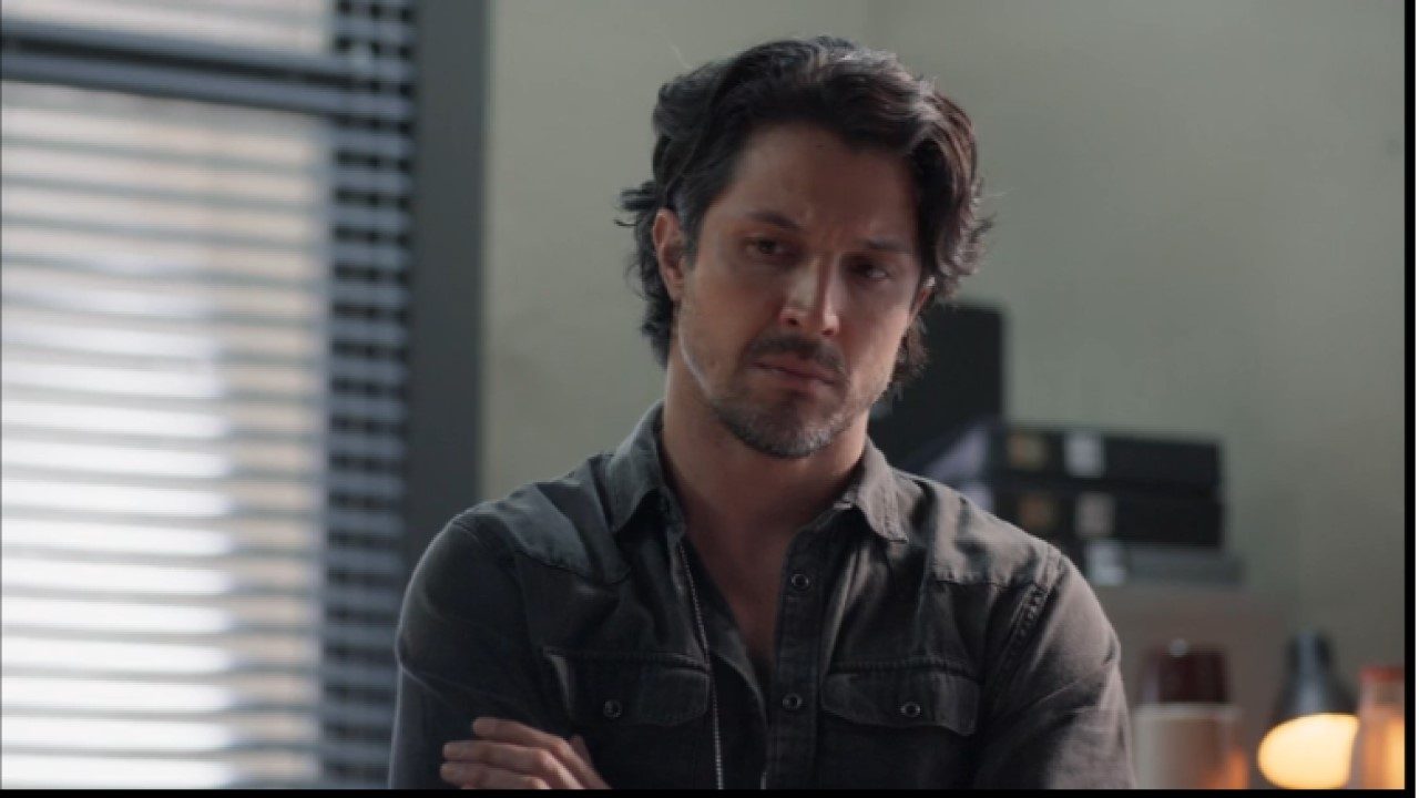 Paulinho recebe uma denúncia anônima sobre o ferro velho em Três Graças