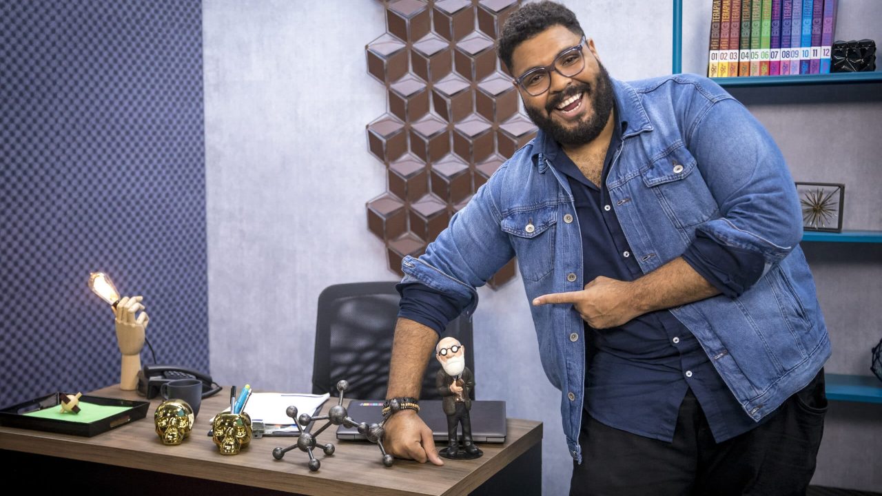 Imagem com foto do humorista Paulo Vieira