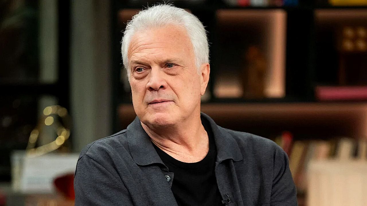 Pedro Bial durante entrevista em estúdio com estantes de livros ao fundo em programa de televisão