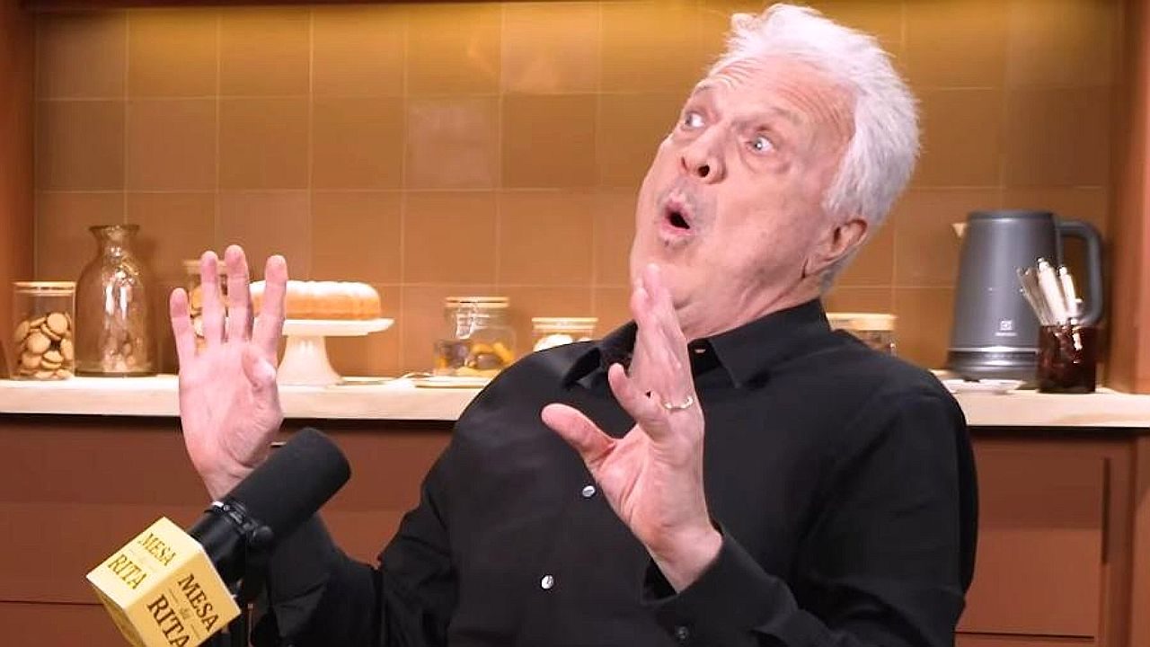 Pedro Bial gesticula durante entrevista em cenário de cozinha moderna